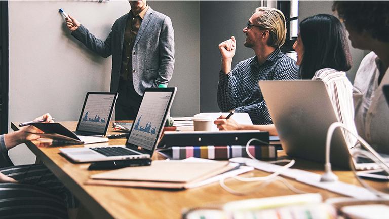 En Leankonsult Haller En Presentation For Arbetslaget