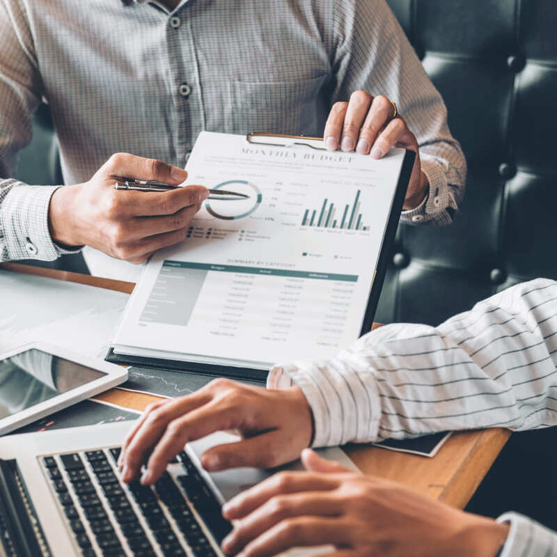 En Managementkonsult Tittar På En Analytisk Rapport