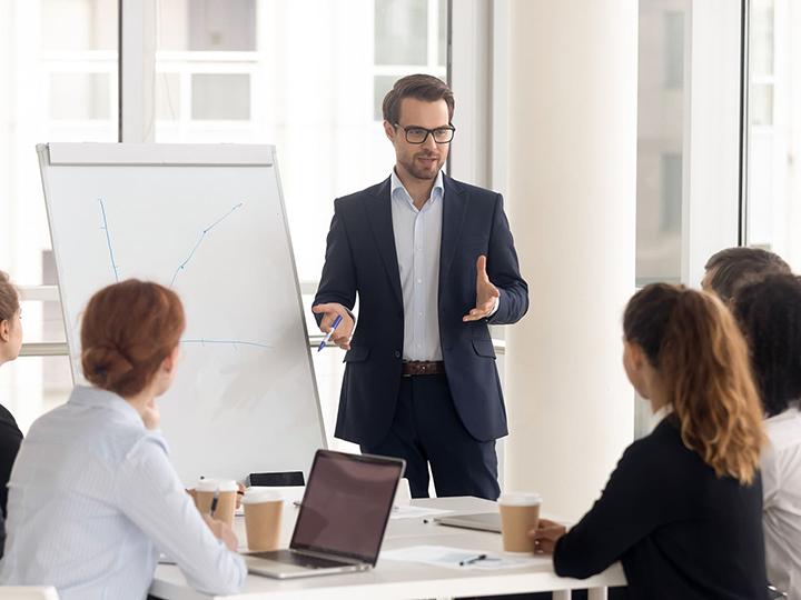 Gott Ledarskap När Man Presenterar Arbetsplanen För Medarbetarna